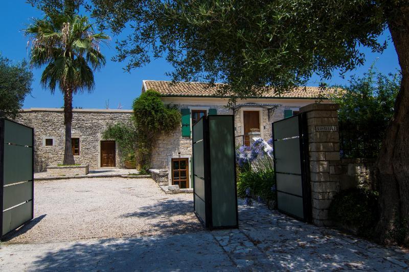Vila Kiparissi Kourtaiika Exteriér fotografie